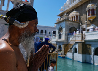 Il pugnale dei sikh sì, il crocifisso no. Strabismo multiculturale