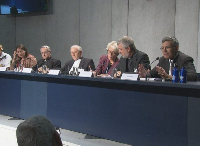 Un momento del briefing quotidiano Un momento del briefing quotidiano