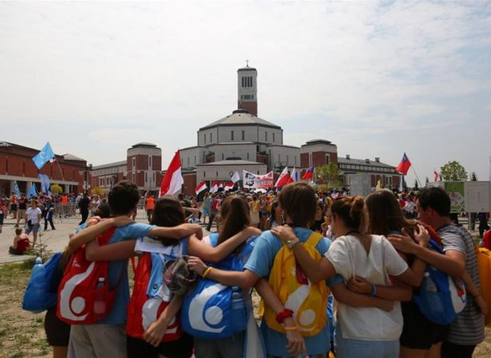 Giovani al santuario Jasna Gora di Czestochowa)