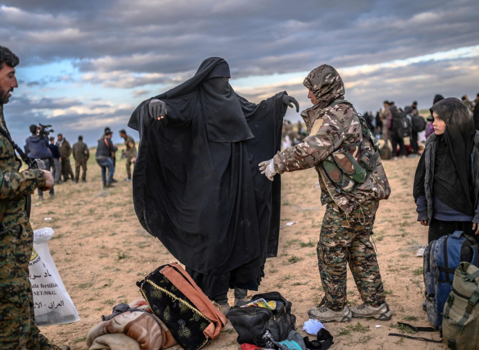 Siria, perquisizione anche delle donne evacuate da Baghouz, ultima roccaforte dell'Isis