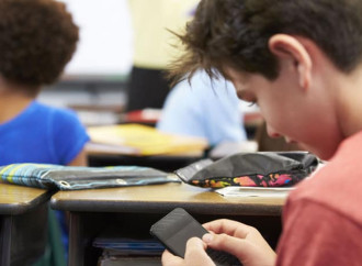 Una scuola vieta i cellulari: «Meglio guardare le stelle»