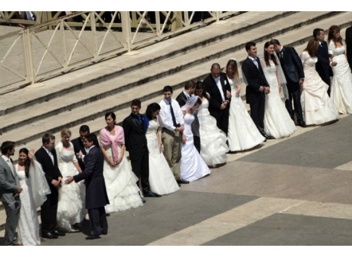 Coppie di sposi in Piazza San Pietro