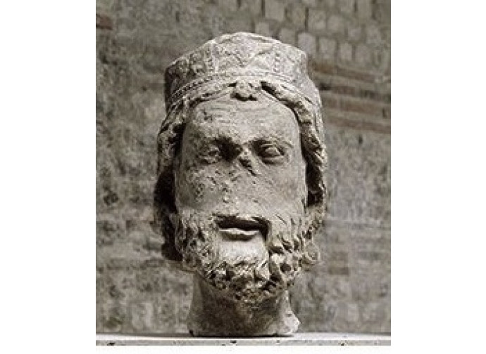 La testa decapitata di una statua proveniente da Notre Dame La testa decapitata di una statua proveniente da Notre Dame