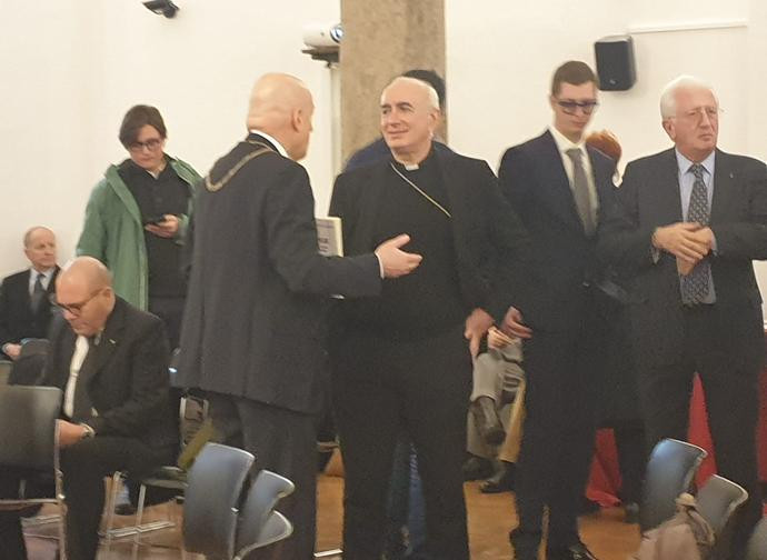 Il vescovo Staglianò a colloquio con il Gran Maestro Bisi Il vescovo Staglianò a colloquio con il Gran Maestro Bisi