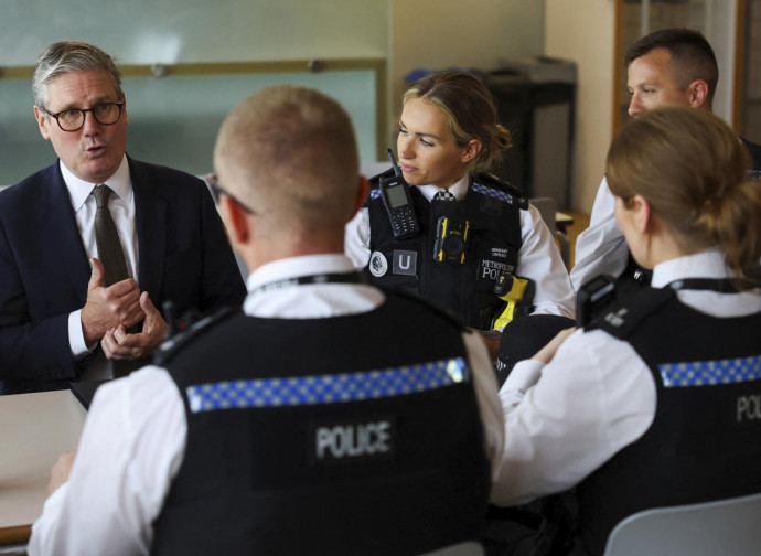 Keir Starmer e la polizia (La Presse) Keir Starmer e la polizia (La Presse)