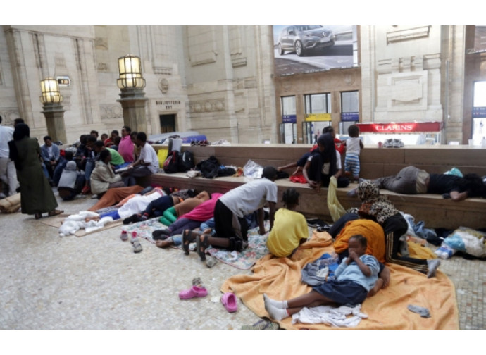 Immigrati in Stazione Centrale Immigrati in Stazione Centrale