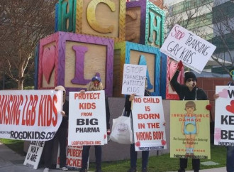 Gay che protestano contro il «cambio» di sesso