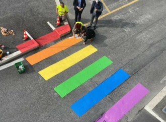 Via le strisce pedonali arcobaleno