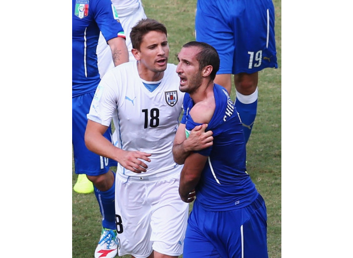 Il morso di Suarez a Chiellini Il morso di Suarez a Chiellini