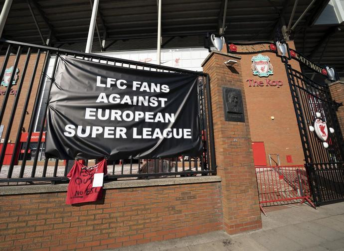 La protesta dei tifosi del Liverpool