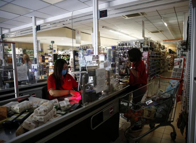 Supermercati abbassano le luci per risparmiare Supermercati abbassano le luci per risparmiare
