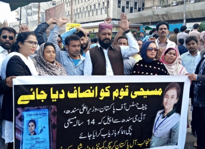 Manifestazione per Huma (a sinistra l'avvocato, a fianco dei genitori)