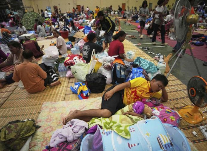 Sfollati tailandesi in fuga dal fronte (La Presse)