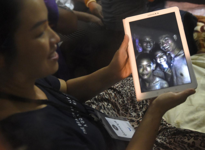 La madre di uno dei ragazzini intrappolati vede il figlio e l'allenatore in video La madre di uno dei ragazzini intrappolati vede il figlio e l'allenatore in video