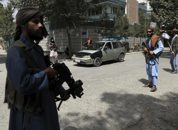 Talebani pattugliano le strade di Kabul Talebani pattugliano le strade di Kabul