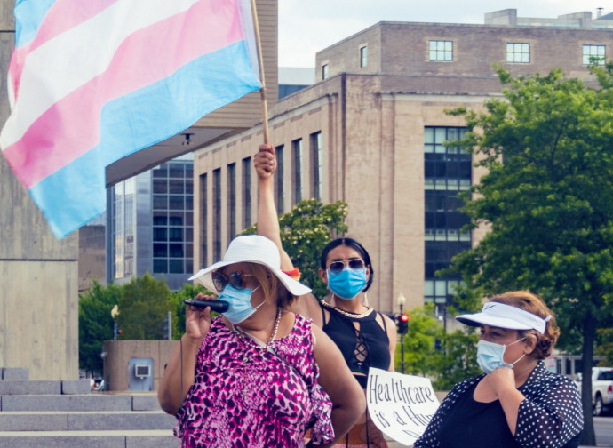 Protesta transgender contro la chiusura della clinica Tavistock