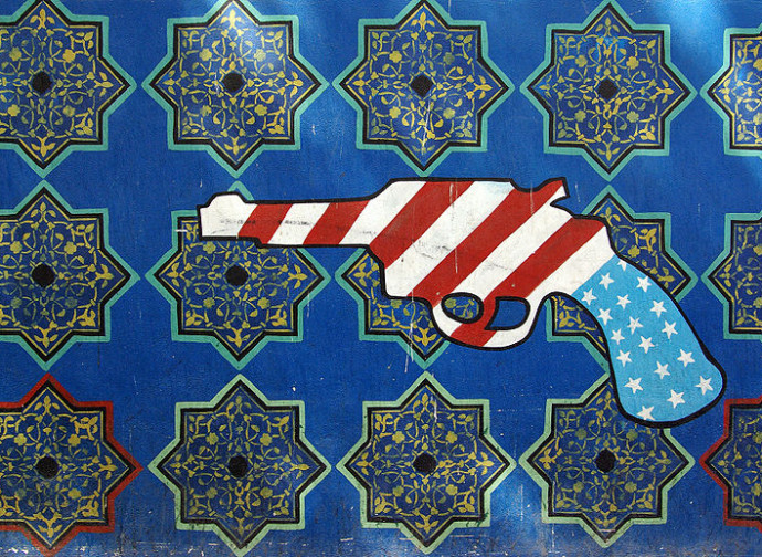 Teheran, murales anti-americano sul muro dell'ex ambasciata Usa