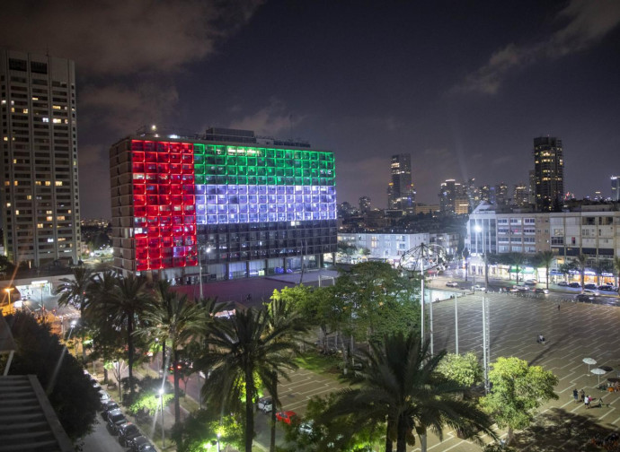 Tel Aviv, il comune illuminato con la bandiera degli Emirati Tel Aviv, il comune illuminato con la bandiera degli Emirati