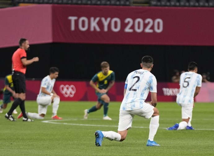 Tokyo 2020, giocatori di Argentina-Australia in ginocchio