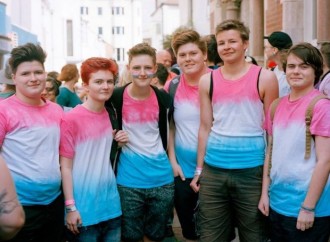 "Basta studiare i baby trans", l'ordine è assecondarli