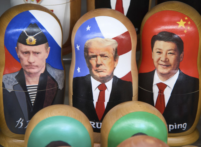 Le tre matrioshke dei tre leader Putin, Trump, Xi (AP)
