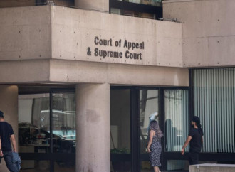 Giudice vieta amputazione seni ad una 17enne