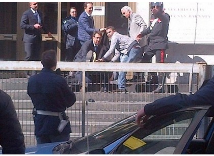 Il soccorso ai feriti al Tribunale di Milano Il soccorso ai feriti al Tribunale di Milano