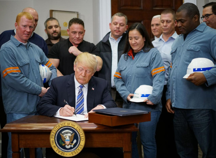 Trump firma il decreto con le nuove tariffe assieme ai lavoratori dell'acciaio Trump firma il decreto con le nuove tariffe assieme ai lavoratori dell'acciaio