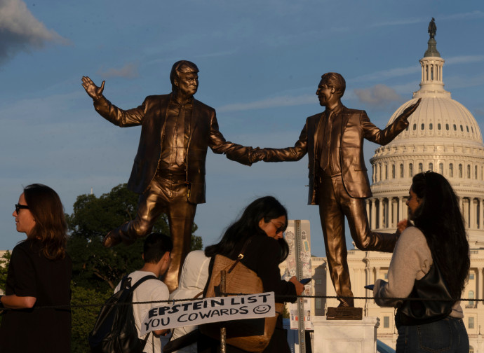 Trump balla con Epstein, una statua installata dai manifestanti a Washington (La Presse)