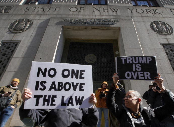 Protesta anti Trump di fronte al tribunale di New York Protesta anti Trump di fronte al tribunale di New York