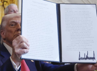 Trump sospende i dazi per tre mesi. Ma con la Cina la guerra continua