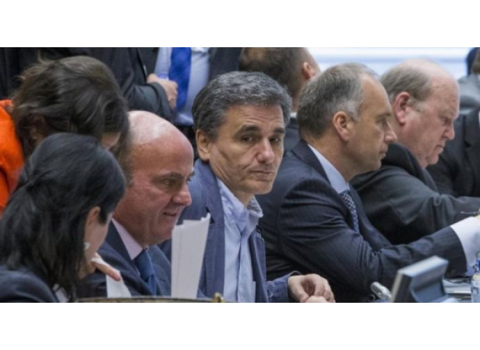 Euclide Tsakalotos (al centro)