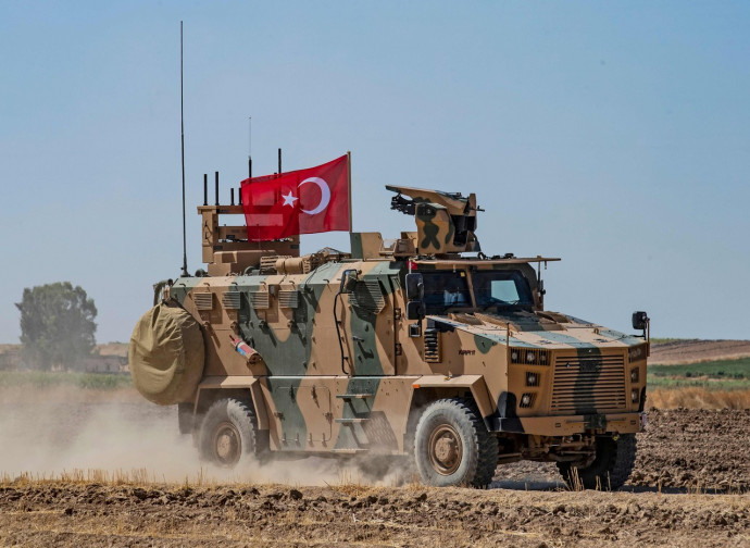 Blindati turchi al confine con la Siria Blindati turchi al confine con la Siria