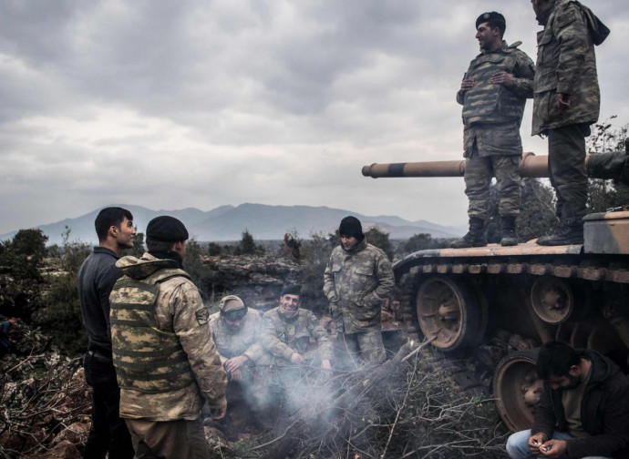 Truppe turche e civili a Hassa, al confine siro-turco