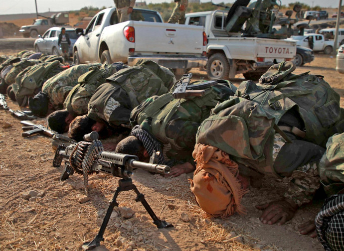 Siria, miliziani filo-turchi in preghiera