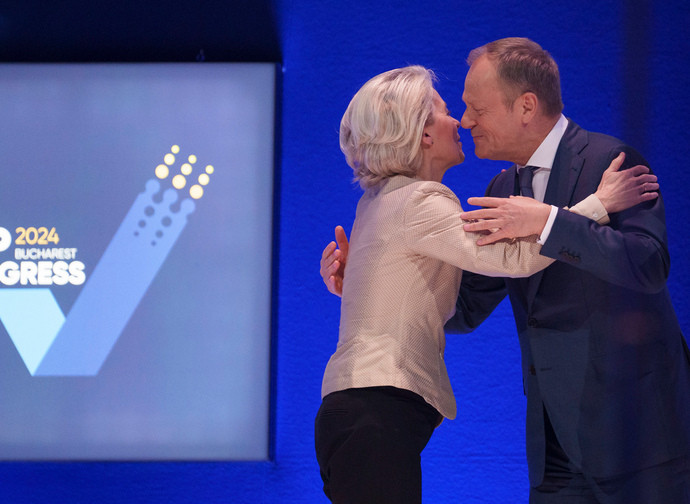Il premier polacco Donald Tusk con il presidente della Commissione UE Von der Leyen Il premier polacco Donald Tusk con il presidente della Commissione UE Von der Leyen