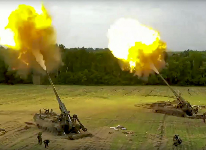 Ucraina, artiglieria russa in azione