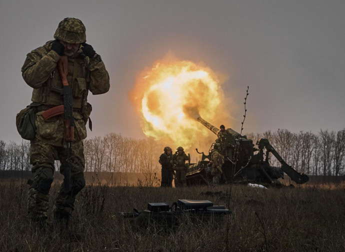 Artiglieria ucraina in azione nel Donbass