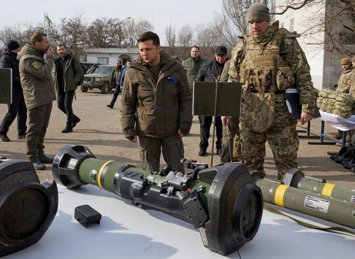 Ucraina, Zelensky ispeziona un reparto con missili anticarro