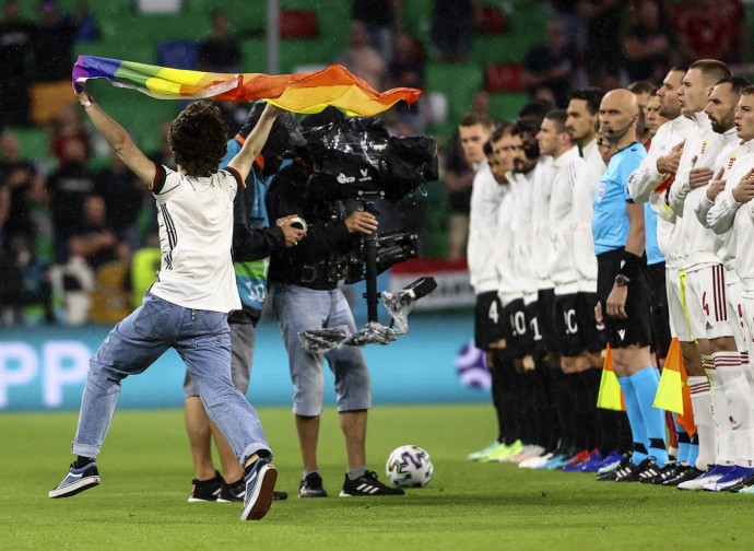 Invasione di campo di un attivista Lgbtq prima della partita Ungheria-Germania Invasione di campo di un attivista Lgbtq prima della partita Ungheria-Germania