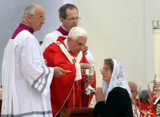 Comunione in bocca, strada aperta da Benedetto XVI