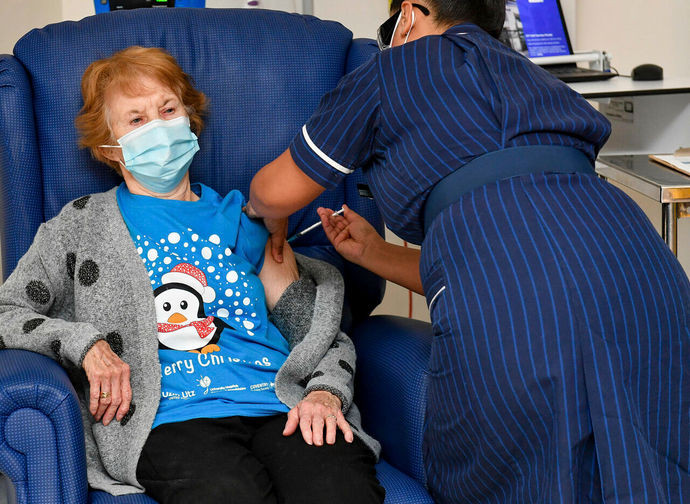 La prima paziente britannica vaccinata La prima paziente britannica vaccinata
