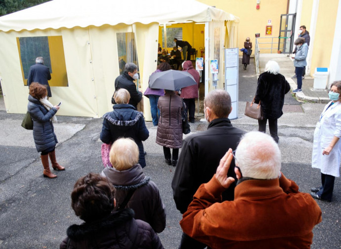 Over 80 in fila per la vaccinazione allo Spallanzani