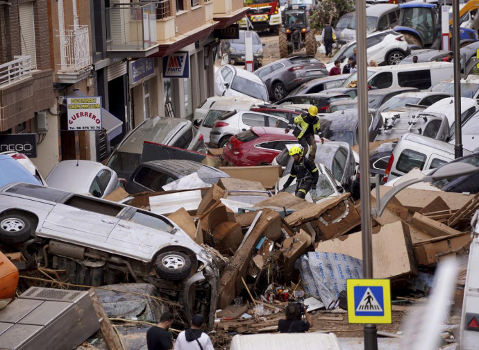 Valencia, auto travolte dall'acqua (La Presse) Valencia, auto travolte dall'acqua (La Presse)