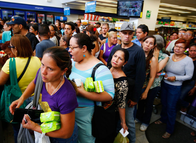 Venezuela, donne in coda al mercato Venezuela, donne in coda al mercato