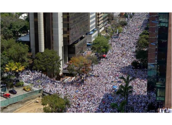 Venezuela, folla in piazza