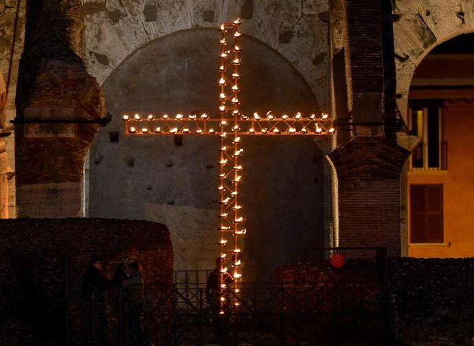 Via Crucis al Colosseo Via Crucis al Colosseo