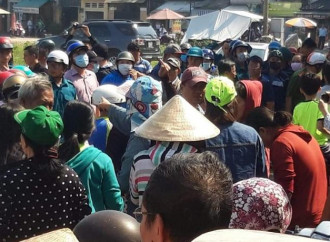 A Ho Chi Minh City la polizia interviene per impedire la costruzione di un presepio