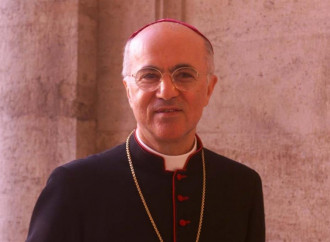 Viganò: «Nella Chiesa si sta legittimando l’omosessualità»