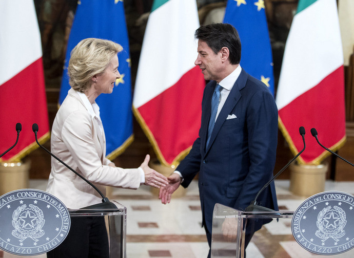 Il presidente della Commissione Europea Ursula Von der Leyen con il primo ministro italiano Conte Il presidente della Commissione Europea Ursula Von der Leyen con il primo ministro italiano Conte